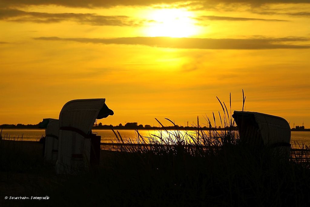 Strandkorb im Sonenuntergang